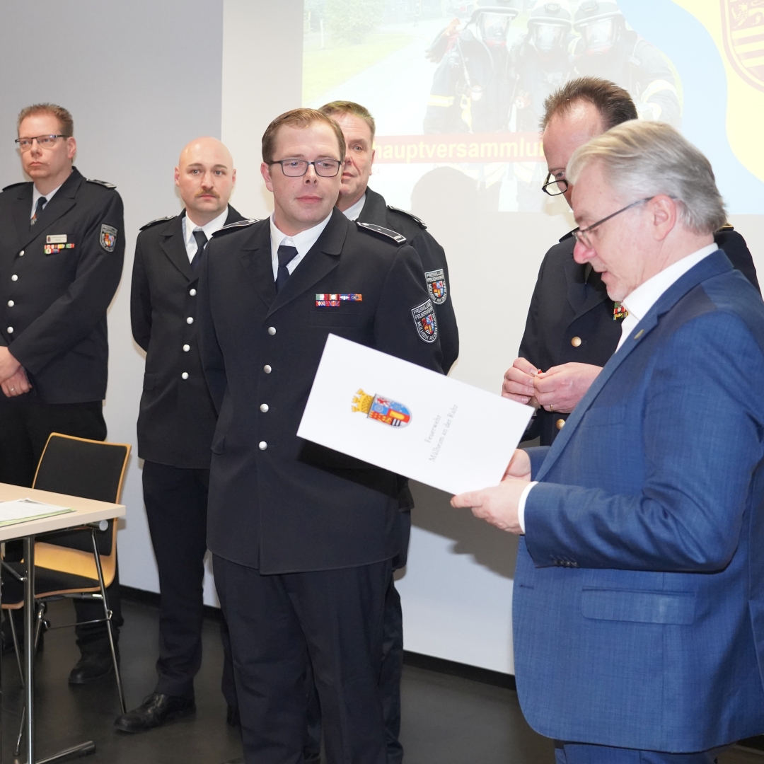 Heiko Fischer wird für 35 Jahre Feuerwehr geehrt.